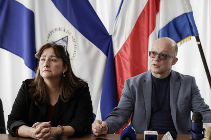 La colombiana Ángela Maria Buitrago y el alemán Jan-Michael Simon, expertos de la ONU.