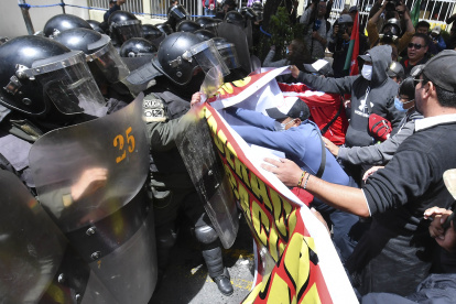 Maestros bolivianos fueron registrados este lunes, 20 de marzo, al protestar contra el nuevo plan de estudios, en La Paz (Bolivia).