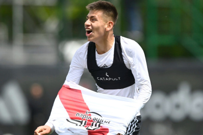 Claudio Echeverri tiene un contrato millonario con River hasta 2025.