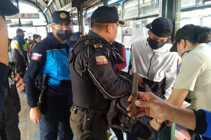 Revisión. El control de personas sospechosas en paradas se intensificó.