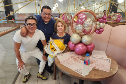 Doña Dora con El Cuy y Marlon Acosta.