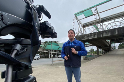 El comunicador José Luis Calderón durante una cobertura.