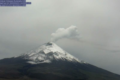 Esta mañana el Instituto Geofísico capturó al Volcán Cotopaxi emitiendo una nueva columna de gases.