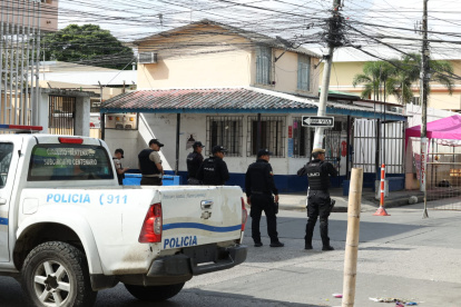 Agentes de la unidad antiexplosivos de la Policía arribaron al sitio para realizar la detonación controlada del explosivo.