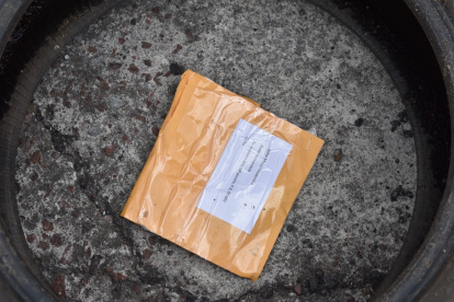 Uno de los cinco sobres que ha identificado la Policía que contenían cargas explosivas.