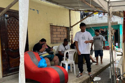 Familiares de la provincia El Oro lamentan la pérdida de sus viviendas y enseres tras el sismo.