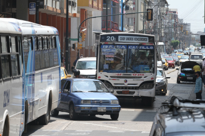 Una imagen referencial del tránsito vehicular en el centro de Guayaquil.