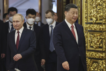 El presidente chino, Xi Jinping (D), y el presidente ruso, Vladimir Putin, ingresan a una sala para asistir a las conversaciones Rusia-China en Moscú este 21 de marzo. EFE/EPA/MIKHAIL TERESCHENKO / SPUTNIK / KREMLIN POOL