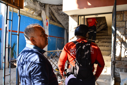 Personal del Cuerpo de Bomberos sigue evaluando daños en las edificaciones.