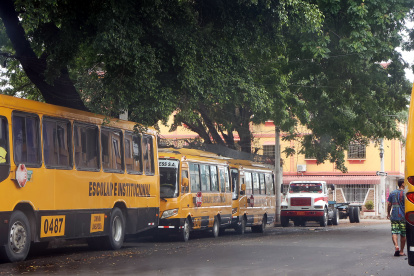 Los expresos escolares están parqueados día y noche en las vías de la ciudadela Amazonas.