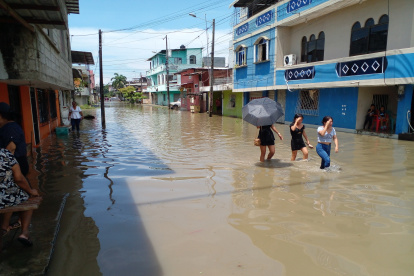 Más de 15 calles de Salitre están inundadas producto de las intensas lluvias en el cantón.