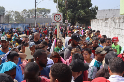 Migrantes permanecen hoy, afuera de las oficinas migratorias en la ciudad de Tapachula, en el estado de Chiapas (México).