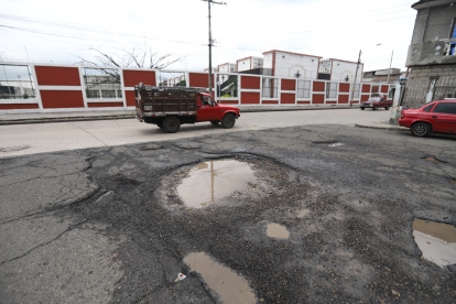 En las calles la 38 y la G, suburbio oeste de la ciudad, hay varios baches que perturba la paz de peatones y conductores.