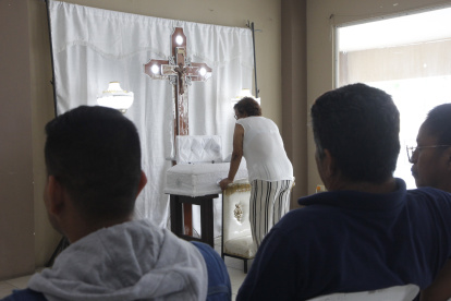 Velorio. Los familiares, amigos e incluso vecinos se acercaron a brindar sus respetos y más sentido pésame a la única sobreviviente de este terrible hecho. La velación se realizó en el club social de la urbanización Málaga II.