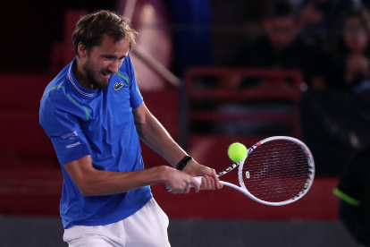 MEX253. CIUDAD DE MÉXICO (MÉXICO), 20/03/2023.- El ruso Daniil Medvédev devuelve ante su compatriota Andrey Rublev hoy, durante un juego de exhibición del Tennis Showdown realizado en la Plaza México en Ciudad de México (México). EFE/Isaac Esquivel