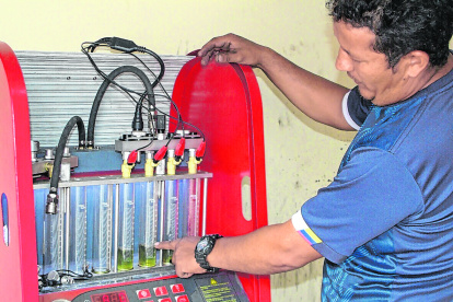 La limpieza de inyectores subió un 50% desde que usurarios dejaron la gasolina Súper.