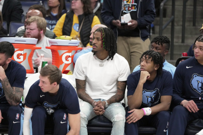 AME4284. MEMPHIS (ESTADOS UNIDOS), 20/03/2023.- Ja Morant de los Grizzlies sentado hoy, en un partido de la NBA entre Dallas Mavericks y Memphis Grizzlies, en el FedEx Forum de Memphis, Tennessee (EEUU). EFE/ Karen Pulfer Focht