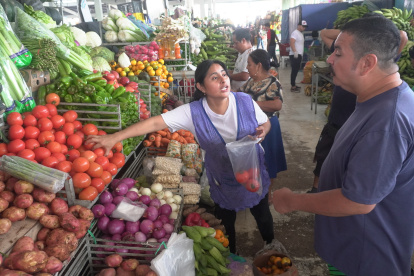 Sauces IX. Un cliente pide explicación por el incremento en el precio de la libra del tomate.