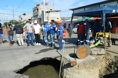 Queja. Debajo del socavón hay aguas que huelen mal y están sucias.