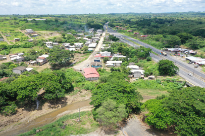 Escenario. El río que allí se observa es La Camarona y está ya casi sin agua. En la imagen es evidente su cercanía con la carretera y los recintos.