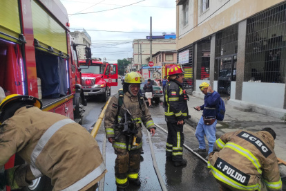 Los bomberos llegaron al sitio para controlar el fuego