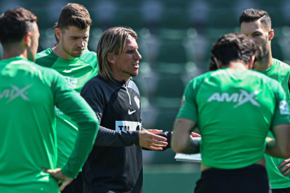 El argentino Sebastián Beccacece tuvo un largo diálogo con sus nuevos jugadores.