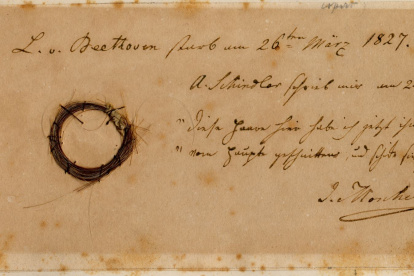 Fotografía del mechón de cabello de Beethoven, autentificado por el estudio, facilitada por Ira F. Brilliant Center for Beethoven Studies, San Jose State University.