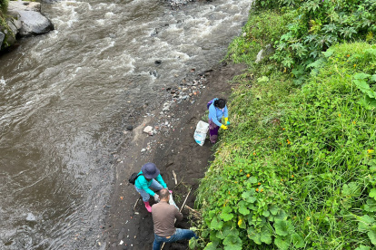 Sangolquí. Los voluntarios realizaron una limpieza del río San Pedro.