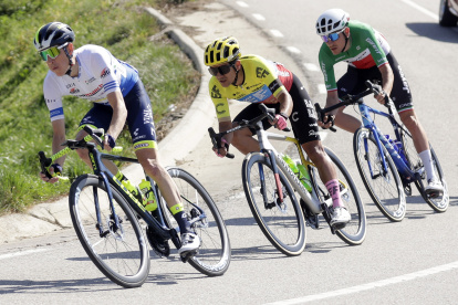 Richard Carapaz (c) lideró la fuga en la tercera etapa de la prueba española.