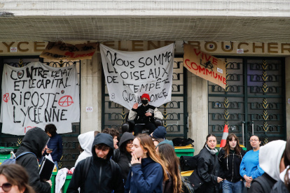 Decenas de estudiantes bloquean las puertas de la escuela secundaria Helene Boucher, en París, mientras protestan contra la reforma de las pensiones del Gobierno este 22 de marzo