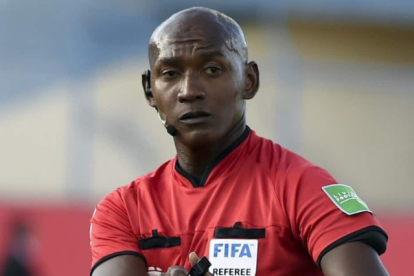 Augusto Aragón (c) ha sido vuelto a cuestionar por el duelo entre Barcelona e Independiente del Valle.