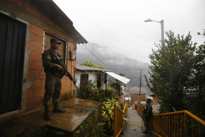 Fotografía de archivo fechada el 6 de mayo de 2022 de miembros de la Policía Nacional de Colombia mientras patrullan en el barrio La Sierra, en Medellín (Colombia). El Clan del Golfo, también conocido como Autodefensas Gaitanistas de Colombia (AGC), es la mayor banda criminal del país y amenaza el sueño de "paz total" del Gobierno con una ola de violencia en el noroeste que llevó al presidente Gustavo Petro a suspender el cese el fuego bilateral con esa organización.