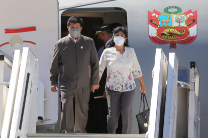 Foto de archivo del expresidente de Perú, Pedro Castillo (i), y su esposa Lilia Paredes (d).