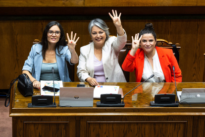 Fotografía cedida por el Senado de Chile, de la Ministra del trabajo, Jeannette Jara (c), junto a la ministra Vocera de Gobierno, Camila Vallejos (i) y la ministra de la Mujer y la Equidad de Género, Antonia Orellana (d), durante la votación del Senado, de un proyecto pionero en la región que busca reducir la jornada laboral semanal de 45 a 40 horas de manera gradual, hoy en Valparaíso (Chile). EFE/ Senado de Chile