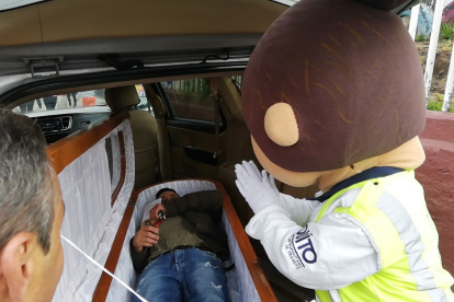 Fuerte. Recostarse en el interior de un féretro es parte de la experiencia.