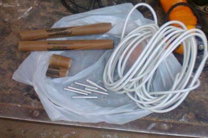 Investigación. Explosivos, fulminantes y otros objetos halló la policía.