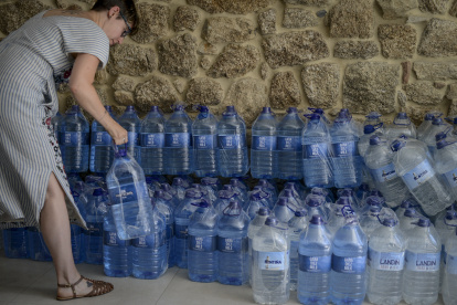 Según el estudio del Instituto para el Agua, el Medio Ambiente y la Salud de la Universidad de Naciones Unidas (UNU-INWEH), cada persona en Singapur consumió 1.129 litros y se gastó 1.348 dólares en agua embotellada en 2021,