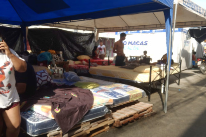 Al menos 15 familias viven y duermen en la calle Olmedo tras el fuerte sismo.