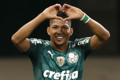 SAO PAULO, BRAZIL - APRIL 27: Rony of Palmeiras celebrates after scoring the first goal of his team during a match between Palmeiras and Independiente del Valle as part of Group A of Copa CONMEBOL Libertadores 2021 at Allianz Parque on April 27, 2021 in Sao Paulo, Brazil. (Photo by Andre Penner - Pool/Getty Images)