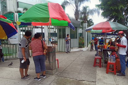 Los exteriores del hospital IESS-Efrén Jurado ha sido invadido por el comercio informal.
