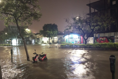 Así luce Urdesa. Completamente inundada.