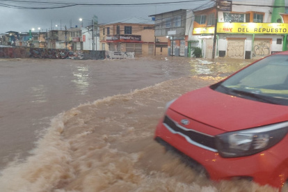 Así permanecen las calles del norte de Guayaquil, tras la tormenta eléctrica registrada desde la madrugada .