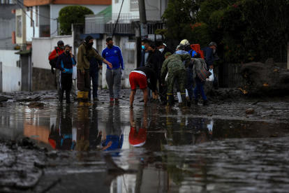 Vista de personas que reaccionan a la emergencia ocasionada por las lluvias en Ecuador, en una fotografía de archivo.