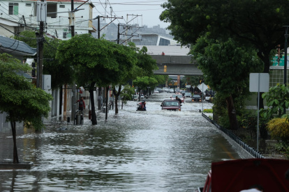 Se recomienda a los conductores usar vías alternas ante las inundaciones de calles principales.