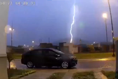 Cámara de seguridad instalada en un domicilio, muestra el momento exacto en el que un rayo cae sobre el horizonte.