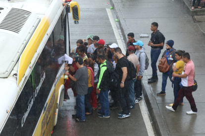 Los expresos escolares suplen el servicio de transporte público, debido al paro de choferes.