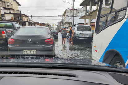 Calles del centro de la ciudad, como la García Moreno, también amanecieron anegadas.