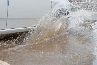 Cuando llueve hay que prestar mucha atención en lo que concierne al comportamiento de las llantas.