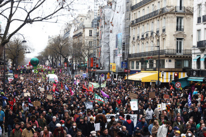 Miles de personas participan en una protesta contra la reforma gubernamental del sistema de pensiones en París, Francia, este 23 de marzo.