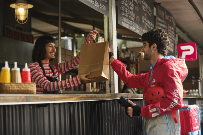 Labor.- La entrega a domicilio en Guayaquil se realizó solo en las direcciones donde no estaba la calle llena de agua.